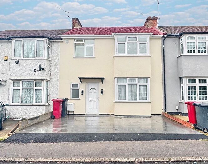3 Bedroom Terraced House For Sale In Richmond Crescent, Slough, SL1