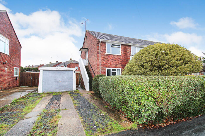 2 Bedroom Maisonette For Sale In Giffard Drive, Farnborough, GU14