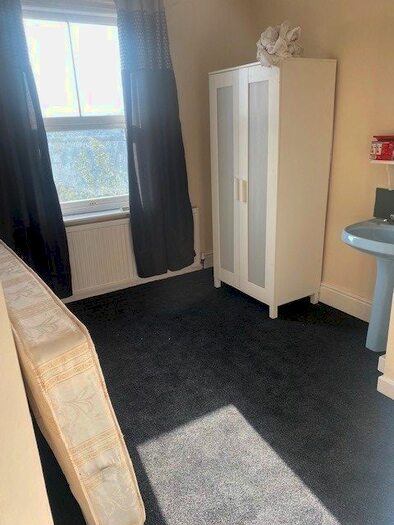 1 Bedroom Flat To Rent In Crofton Avenue, Yeovil, BA21