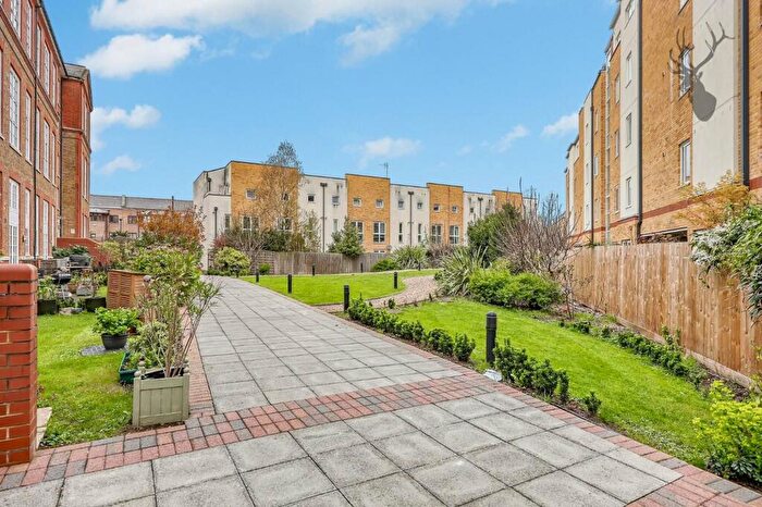 2 Bedroom Apartment For Sale In Enfield Road, London, N1