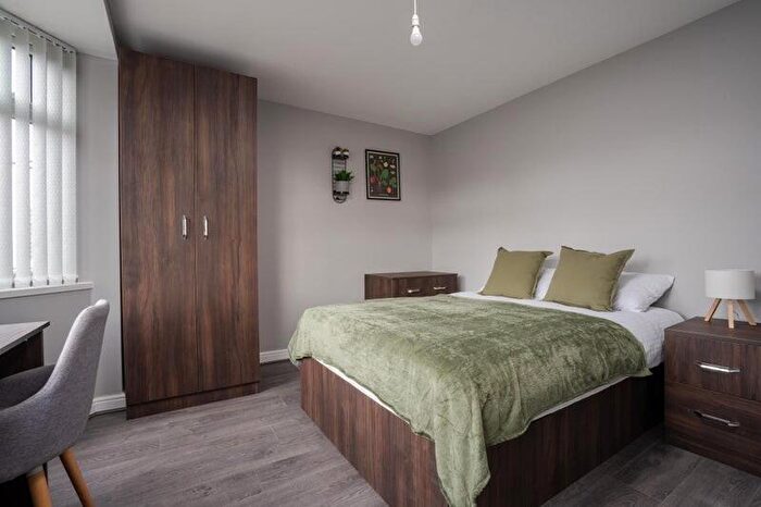 6 Bedroom House To Rent In Middleton Road, Manchester, M8
