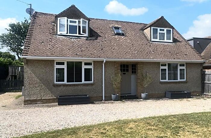 4 Bedroom Semi-Detached House To Rent In Alvescot Road, Caterton, OX18