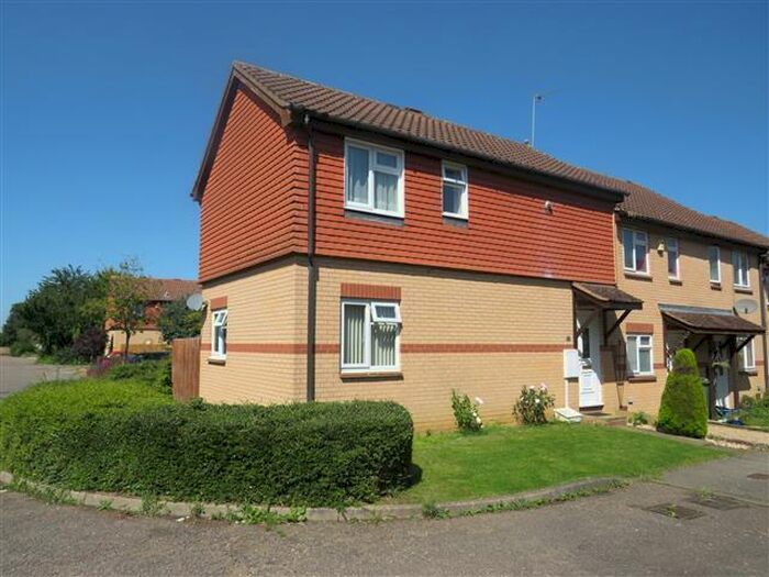 3 Bedroom House To Rent In Pettingrew Close, Walnut Tree, Milton Keynes, MK7