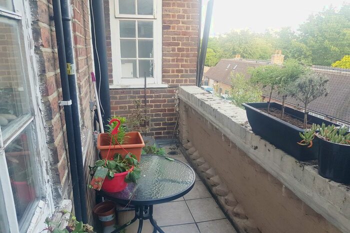 Studio To Rent In Market Place, London, NW11