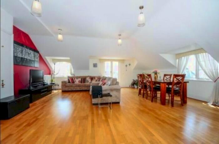 2 Bedroom Flat To Rent In Royal Drive, Princess Park Manor, N11