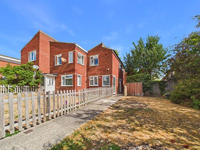 2 Bedroom Maisonette For Sale In Halpin Close, Calcot, RG31