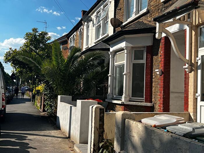 2 Bedroom End Of Terrace House To Rent In Lonsdale Avenue, London, E6