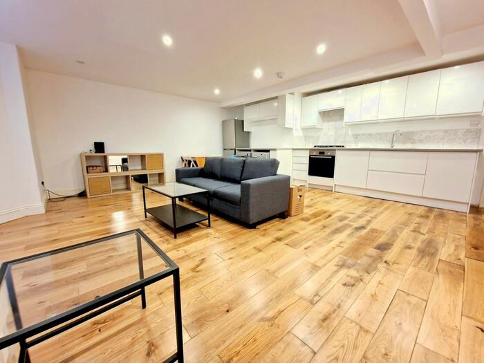 2 Bedroom Flat To Rent In Hanley Road, Finsbury Park, N4