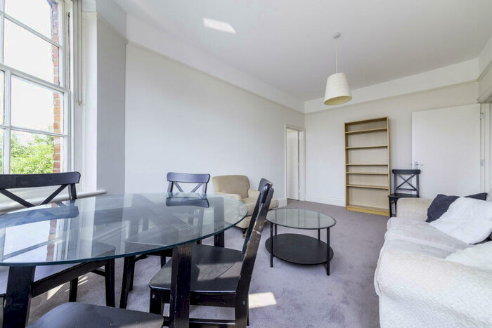 3 Bedroom Apartment To Rent In Mapesbury Court, - Shoot Up Hill, Kilburn, London, NW2