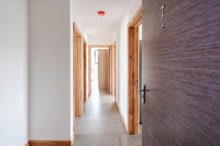 3 Bedroom Apartment To Rent In Thistle Court, Lowth Road, Southwark, London, SE5