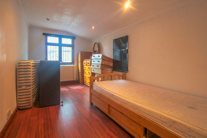 3 Bedroom Flat To Rent In Evelina Road, London, SE15