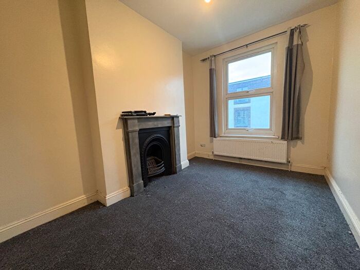 3 Bedroom Flat To Rent In Graham Road, London, E8