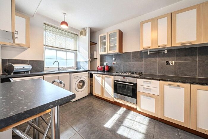 2 Bedroom Flat To Rent In Worsopp Drive, Clapham, London, SW4