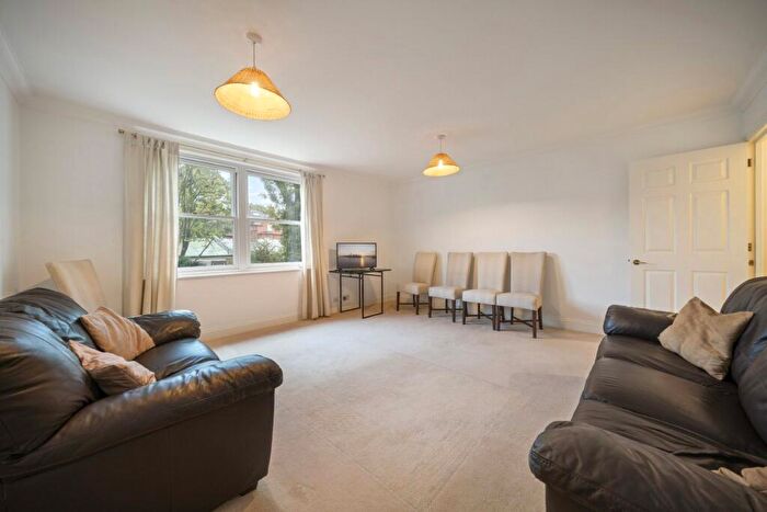 3 Bedroom Apartment For Sale In Belsize Avenue, Belsize Park, NW3 - Photo 2