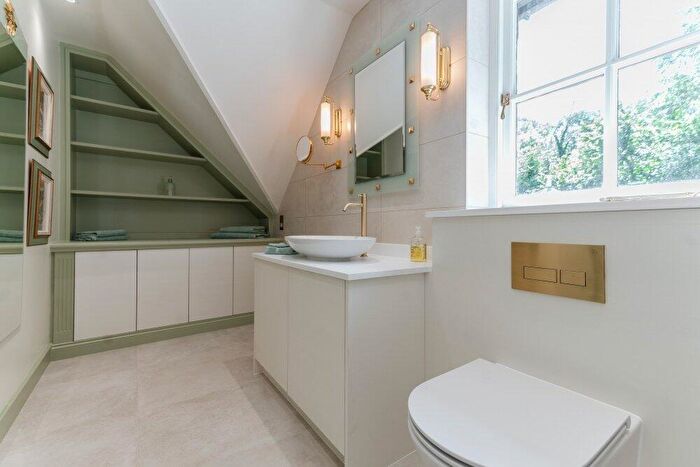 1 Bedroom Flat To Rent In Hedgerley Lane, Gerrards Cross, Buckinghamshire, SL9