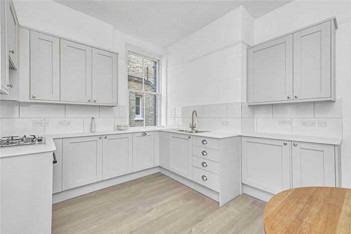 2 Bedroom Flat To Rent In Bonneville Gardens, Clapham, London, SW4