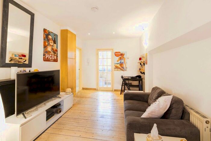 Studio To Rent In Vauxhall Bridge Road, London, SW1V