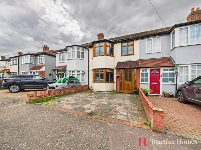 3 Bedroom Property For Sale In Guysfield Drive, Rainham, RM13