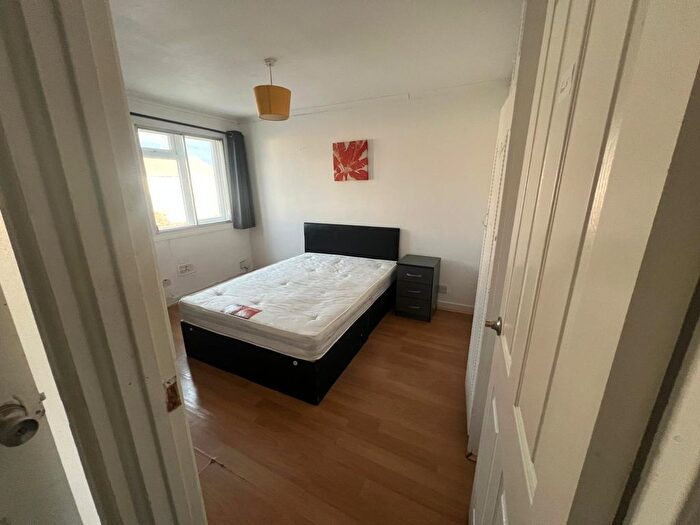 5 Bedroom Semi-Detached House To Rent In Pennine Way, Hayes, UB3