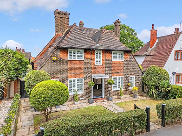 4 Bedroom Detached House For Sale In Parkway, Romford, RM2