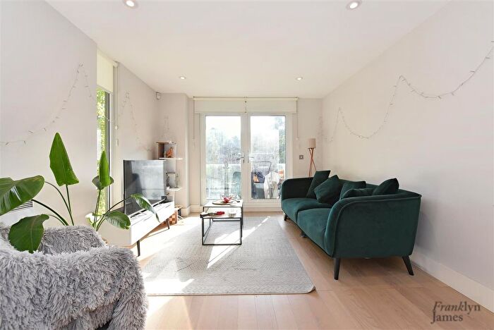 2 Bedroom Flat To Rent In Grosvenor Court, Wharf Lane, London, E14