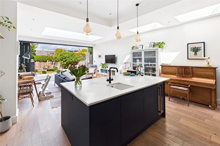 2 Bedroom Apartment For Sale In Fawnbrake Avenue, London, SE24