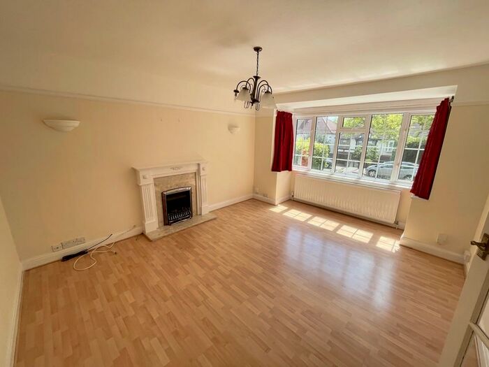 3 Bedroom Semi-Detached House To Rent In Purley, CR8