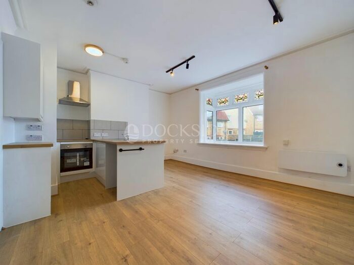 1 Bedroom Flat To Rent In London Road, Strood, Rochester, ME2