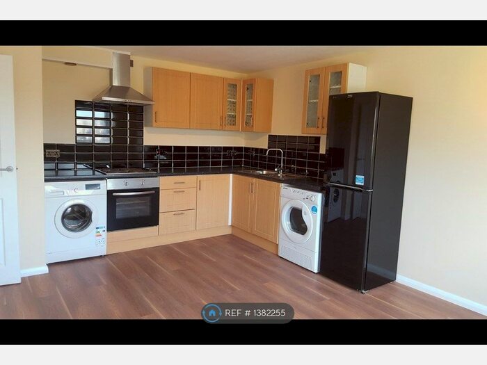 2 Bedroom Flat To Rent In Huntercombe Lane North, Burnham, SL1