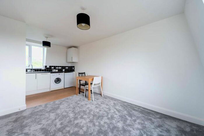 1 Bedroom Flat To Rent In Galsworthy Road, Kingston, Kingston Upon Thames, KT2