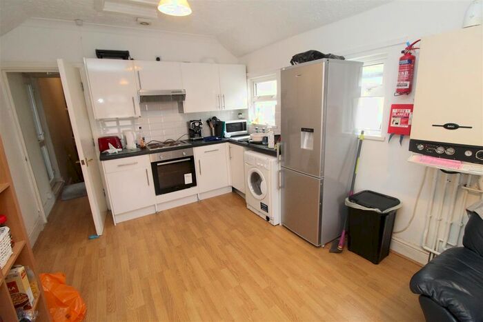 3 Bedroom Flat To Rent In Crwys Road, Cathays, Cardiff, CF24