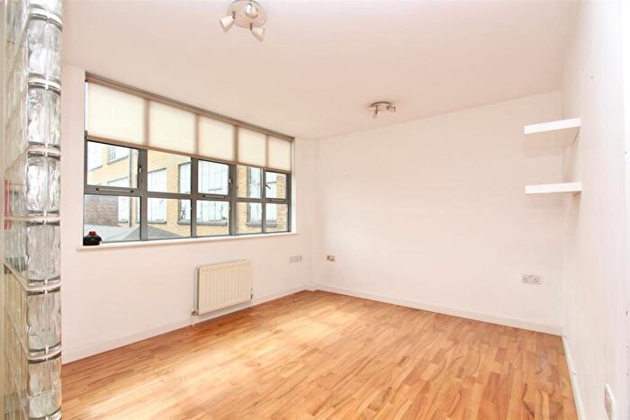 1 Bedroom Flat To Rent In Somerford Grove, N16