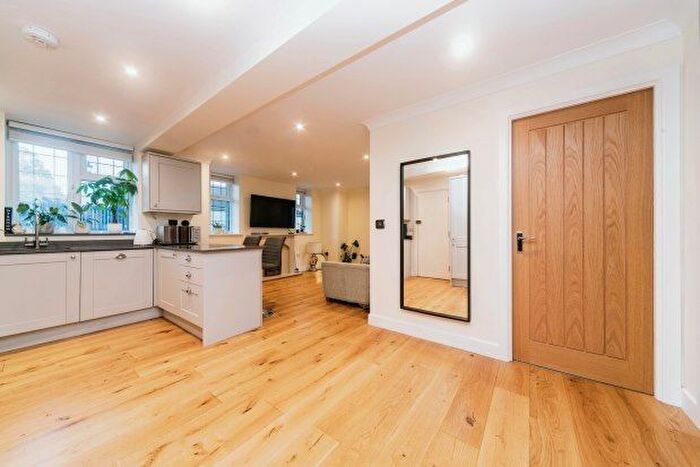 2 Bedroom Flat To Rent In Lammas Lane Queens Close, Esher, KT10