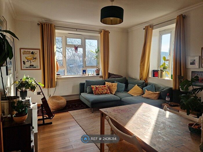 2 Bedroom Flat To Rent In Greenleaf Close, London, SW2