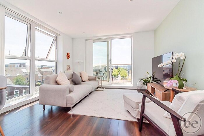 2 Bedroom Flat For Sale In Drake Way, Cygnet House Drake Way, RG2