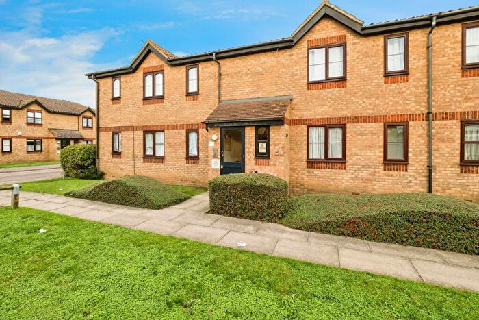 2 Bedroom Flat For Sale In Ferro Road, Rainham, Essex, RM13