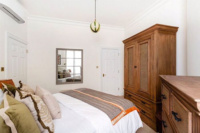 3 Bedroom Flat To Rent In Lincoln House, Basil Street, SW3