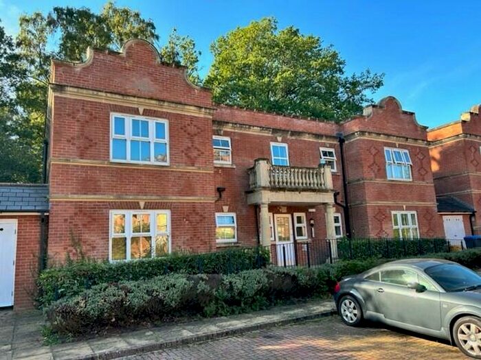 1 Bedroom Apartment To Rent In Franklin Court, Godalming, GU8