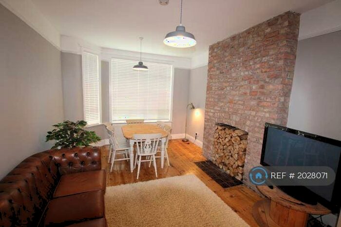 3 Bedroom Flat To Rent In Albert Road, Manchester, M19