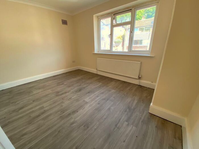 Studio To Rent In Pomfret Avenue, Luton, LU2