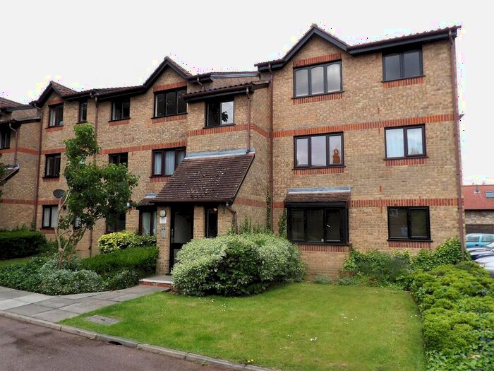 Studio To Rent In Isabella Close, London, N14