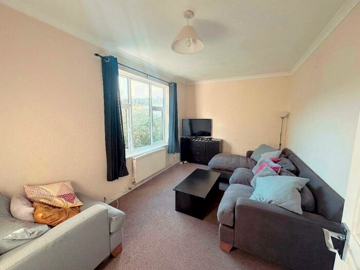 4 Bedroom House To Rent In Warren Crescent, OX3
