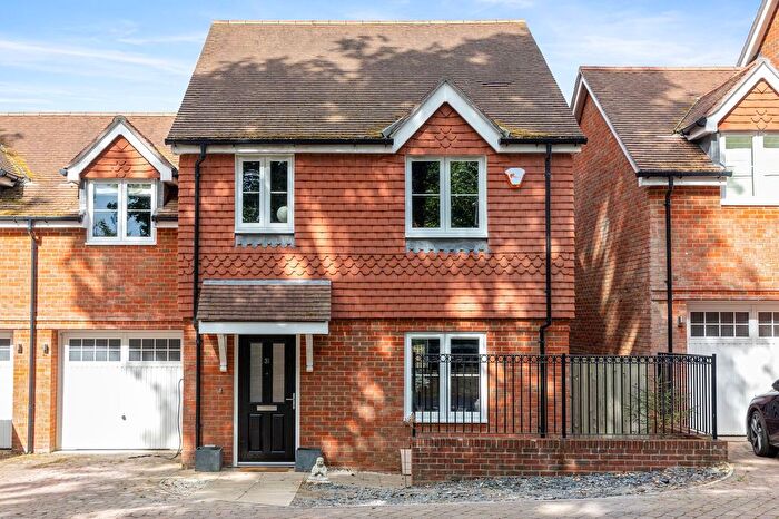 4 Bedroom Link Detached House For Sale In Bowling Lane, Billingshurst, RH14