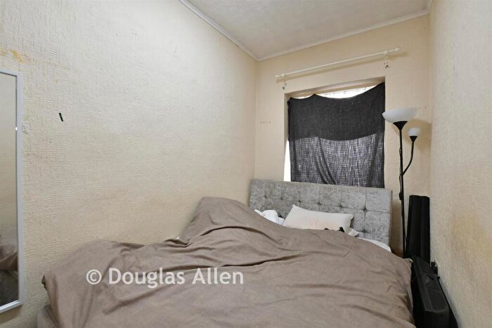 1 Bedroom Flat For Sale In Seymour Gardens, Ilford, Essex, IG1