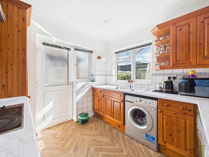 2 Bedroom Bungalow For Sale In Horsham Road, Feltham, TW14