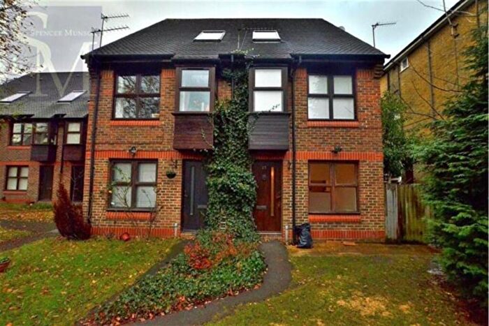 1 Bedroom Maisonette For Sale In Trafalgar Place, Hermon Hill, Wanstead, E11