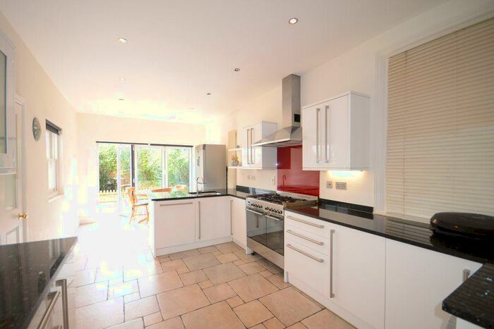 4 Bedroom Semi-Detached House To Rent In Priest Hill, Caversham, RG4