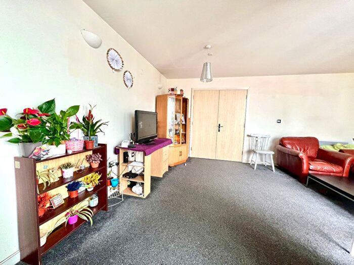 2 Bedroom Flat For Sale In Gordon Gardens, Swindon, SN1