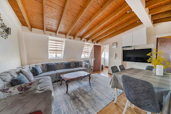 2 Bedroom Flat For Sale In Green Lanes, Newington Green, London, N16