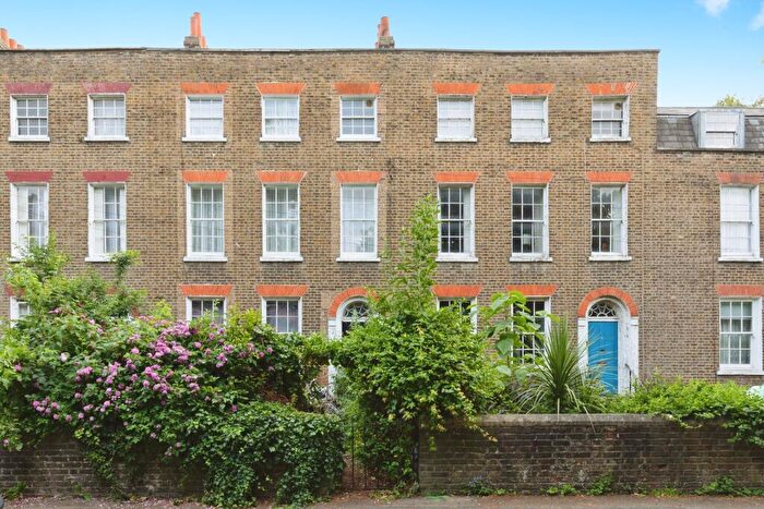 2 Bedroom Maisonette For Sale In Smalley Close, London, N16